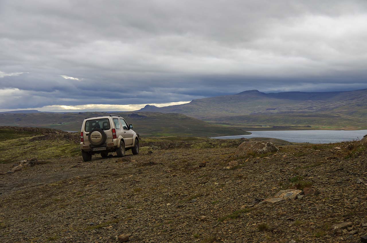 Suzuki Jimny Allrad mit Landschaft